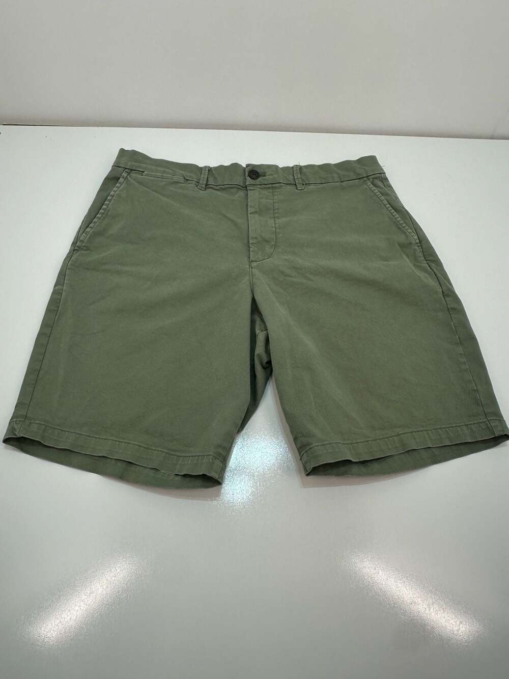 D131 GAP 10" Short Green Flat Front Chino Shorts Size 34